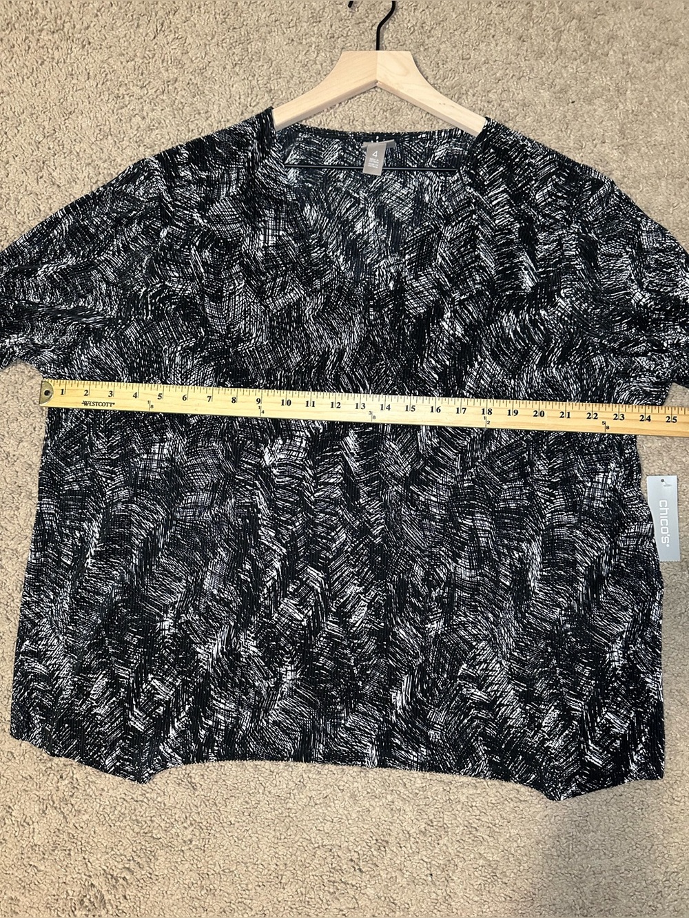 Chico's Etched Leaf Ruffle Sleeves Top SZ 4 V Neck 3/4 Sleeves Color Black - Picture 7 of 9